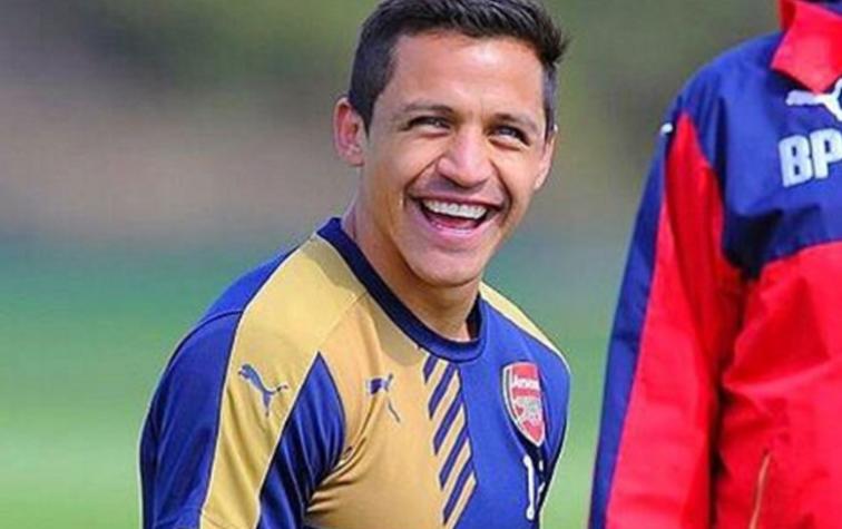 Alexis Sánchez se toma selfie provocadora ¡No está solo!