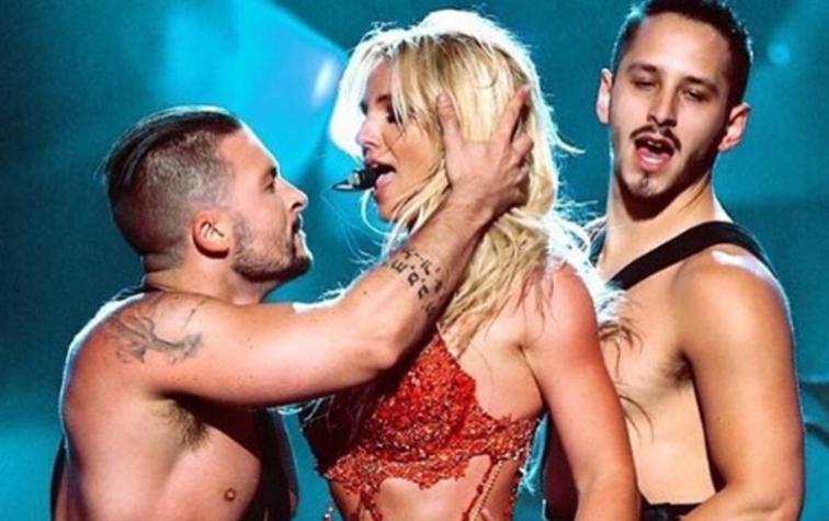 Britney Spears se graba en bikini en una tarde familiar