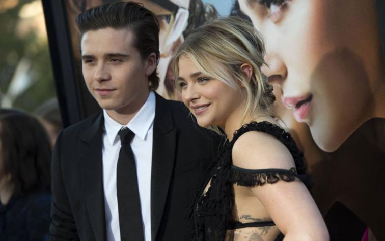 Brooklyn Beckham y Chloë Grace Moretz debutaron como pareja en la alfombra roja