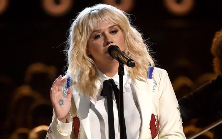 Kesha conmovió en su regreso a los escenarios