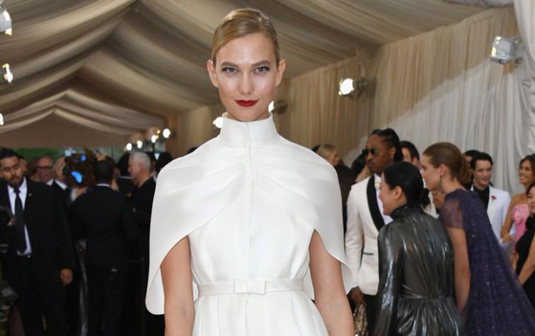 Karlie Kloss transformó su vestido de gala en uno de fiesta con tijeras