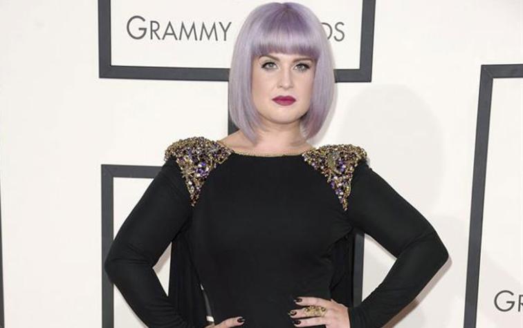 Kelly Osbourne publicó el número de la amante de su padre en Twitter