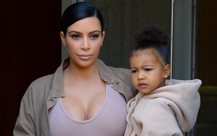  El tierno “cambio de caras” entre Kim Kardashian y su hija North