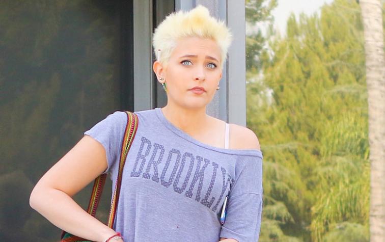 Paris Jackson fue a su fiesta de graduación con traje y pelo calipso