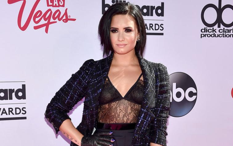 Demi Lovato se luce con look masculino y transparencias