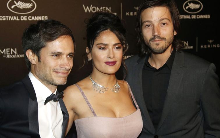 Diego Luna se desconcentró con el escote de Salma Hayek