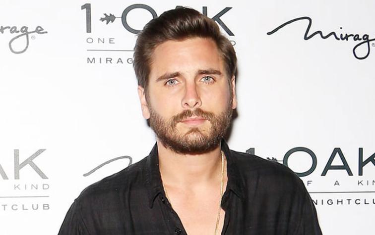 Revelan fotos de Scott Disick besando a su nueva novia