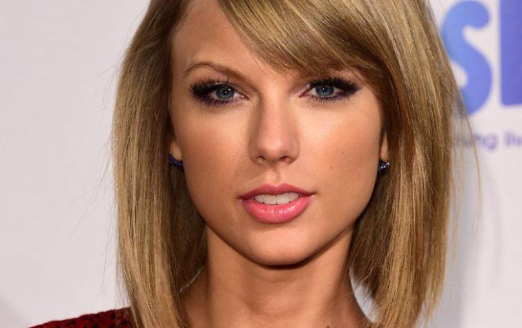 Taylor Swift roba suspiros con bralette juguetón