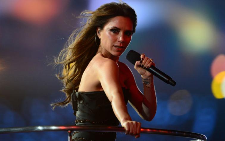 Victoria Beckham revela que le apagaban el micrófono en las presentaciones de las Spice Girls