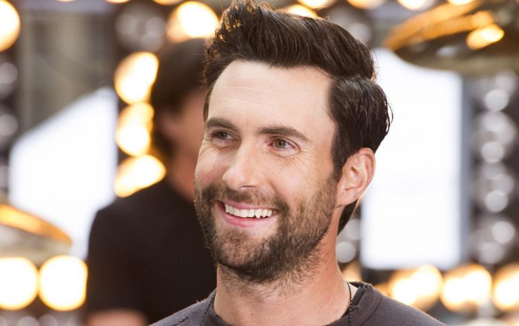 Adam Levine comparte semi desnudo de su embarazada esposa 