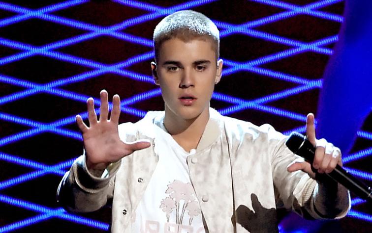 Justin Bieber es captado usando chupete