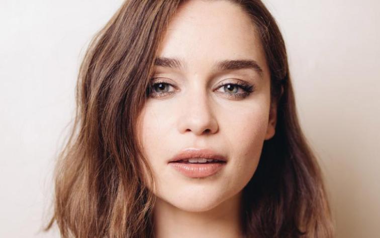 Emilia Clarke se quitó la ropa en sesión para la revista Violet Grey