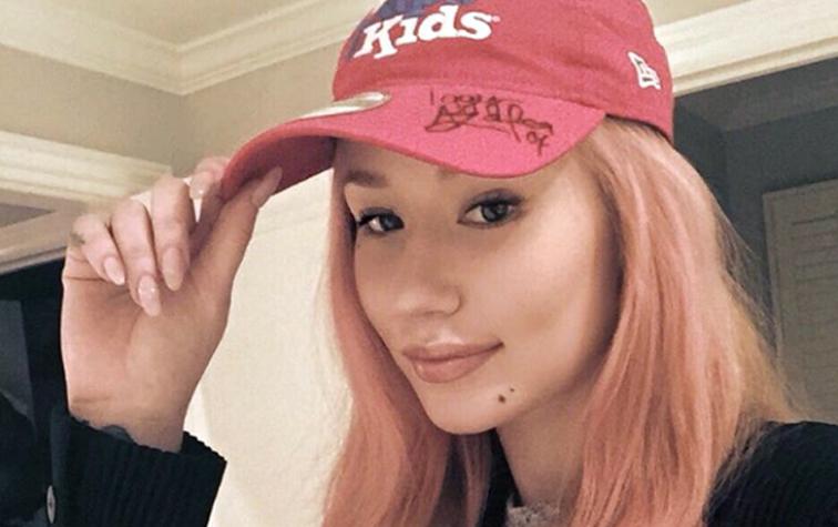 Iggy Azalea muestra el “big booty” en el agüita