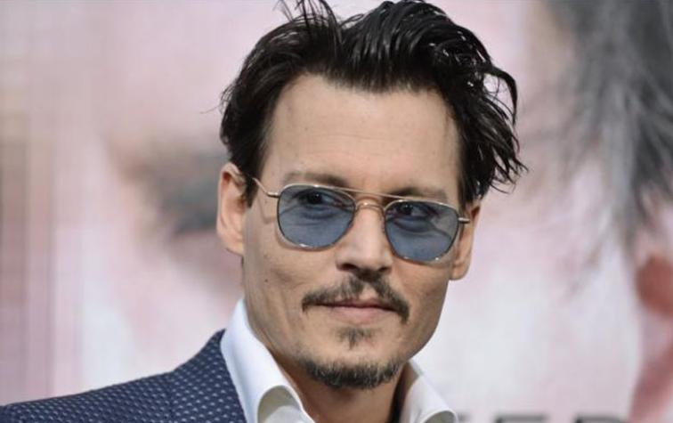 Johnny Depp fue paparazeado carreteando con misteriosa mujer