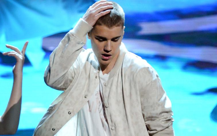Justin Bieber sufre sorpresiva caída en concierto