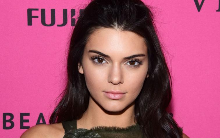 Kendall Jenner nos da una muy buena idea para usar una polera básica