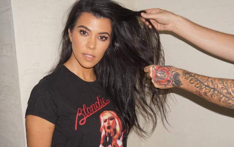 Kourtney Kardashian apareció con tremendo escote y algo más en fiesta 