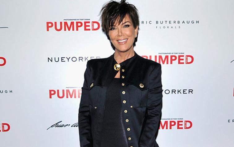 Kris Jenner muestra la ropa interior con atrevido escote