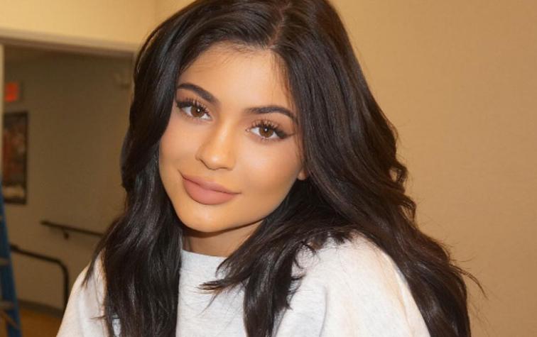 Kylie Jenner llegó a fiesta con peligroso escote “underboob”
