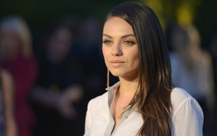 Mila Kunis aparece luciendo su segundo embarazo