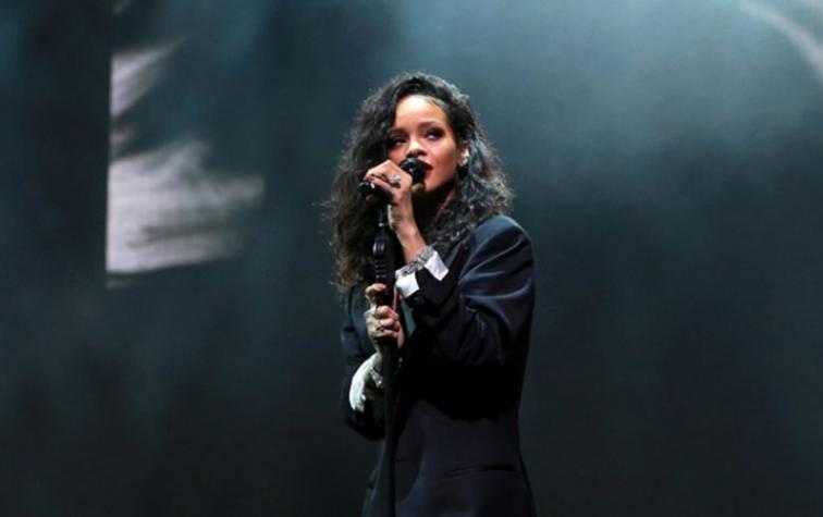 Rihanna rompió en llanto durante un concierto