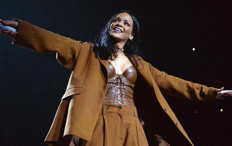 Rihanna le compró pizza a los fans que la esperaban bajo la lluvia