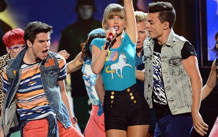 Filtran mensajes de Taylor Swift y uno de sus bailarines