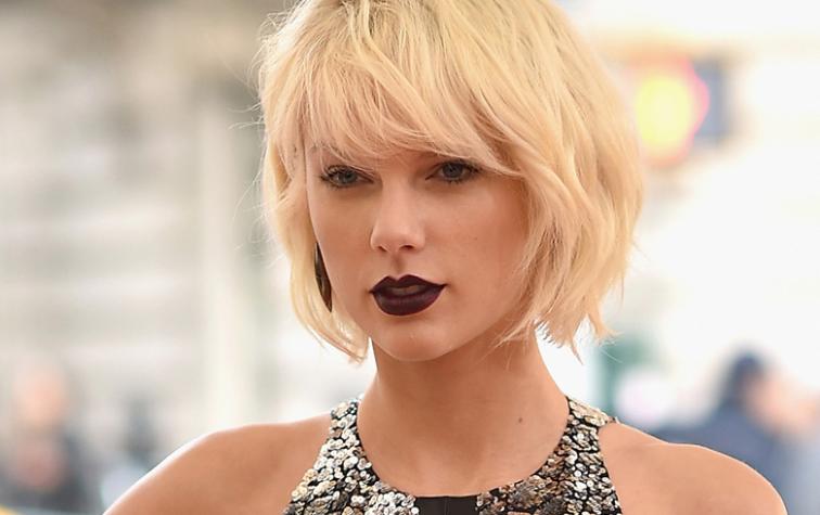 Taylor Swift aparece con evidente aumento de busto