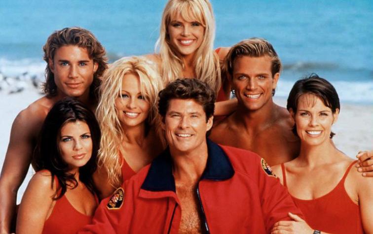 Actriz de Baywatch se operó en secreto para competir con Pamela Anderson