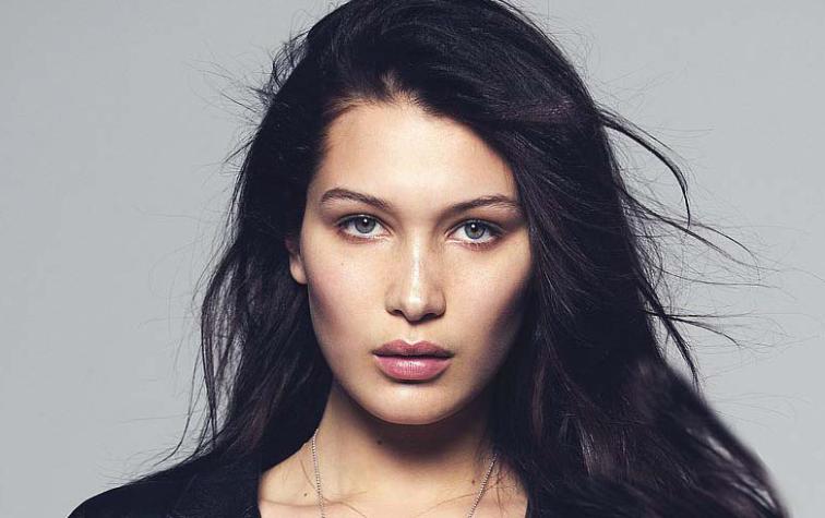 Bella Hadid sale a la calle con el croptop más pequeño que se haya puesto