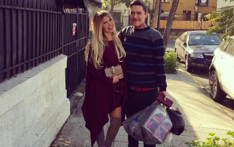 Cote López enfrenta críticas por tatuarse en periodo de lactancia