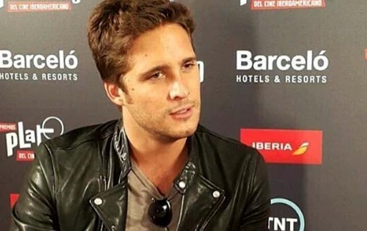 Un coqueto Diego Boneta desfiló por la alfombra roja de los Premios Platino