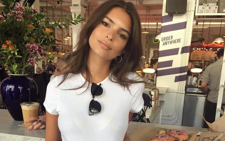 “Pijama chic”: Emily Ratajkowski sale la calle con bata de levantarse 