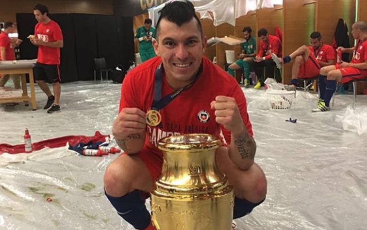 Gary Medel “chochea” con los mellizos y su niña Alessandra en Cancún