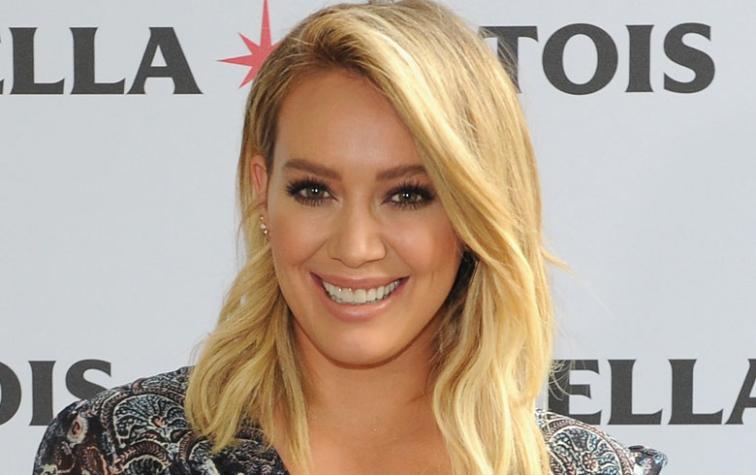 Captan a Hilary Duff con evidente aumento de peso