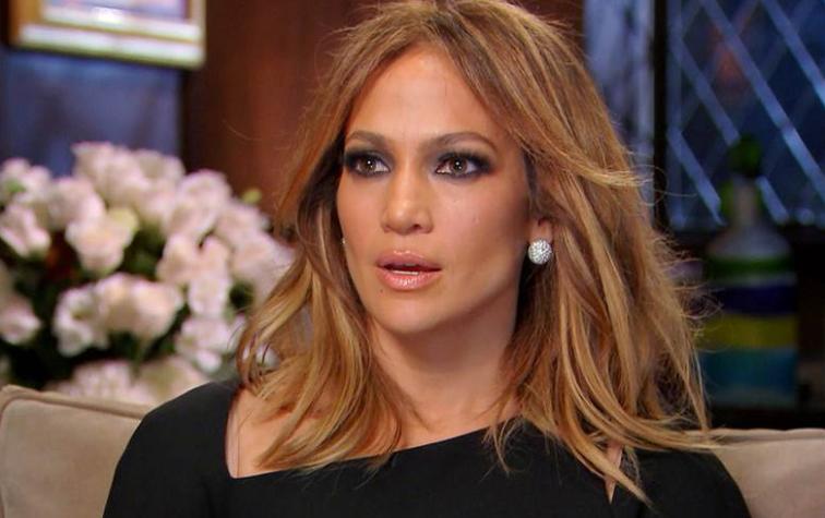 Jennifer Lopez impacta con figura de quinceañera en programa de TV