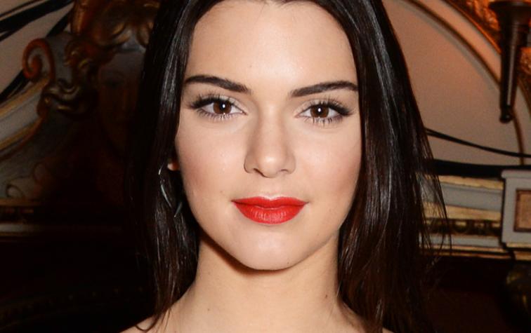 El look encuerado y sin sostén de Kendall Jenner 