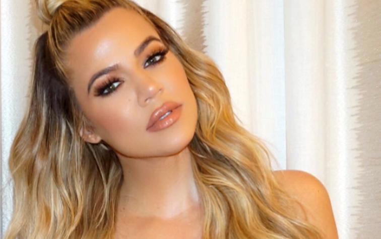 Khloe Kardashian estrenó platinada y crespa melena