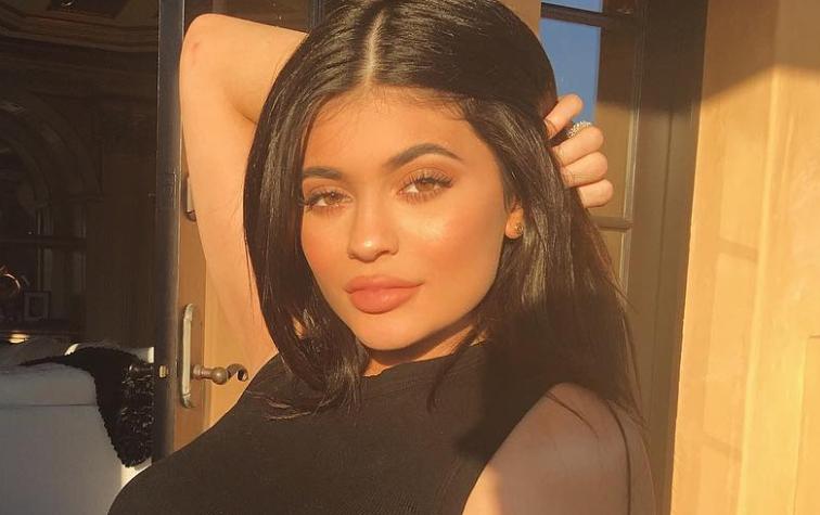 Kylie Jenner salió a la calle a regalar sus sombras de maquillaje