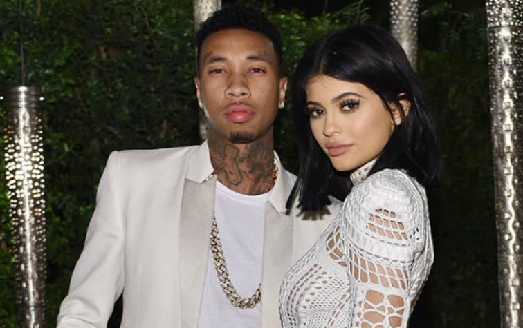 Kylie Jenner enciende rumores de compromiso con enorme anillo