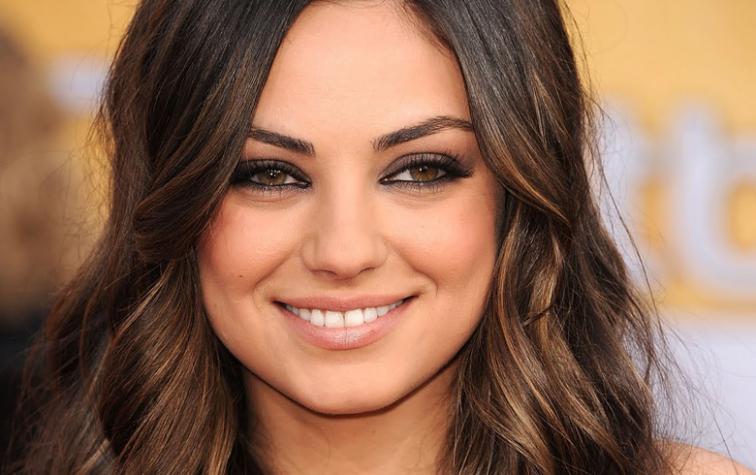 Mila Kunis gastó 50 mil pesos en sus argollas de matrimonio