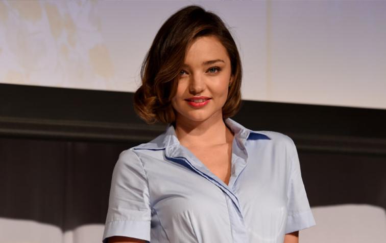 Miranda Kerr reveló que se casa con foto de su enorme anillo