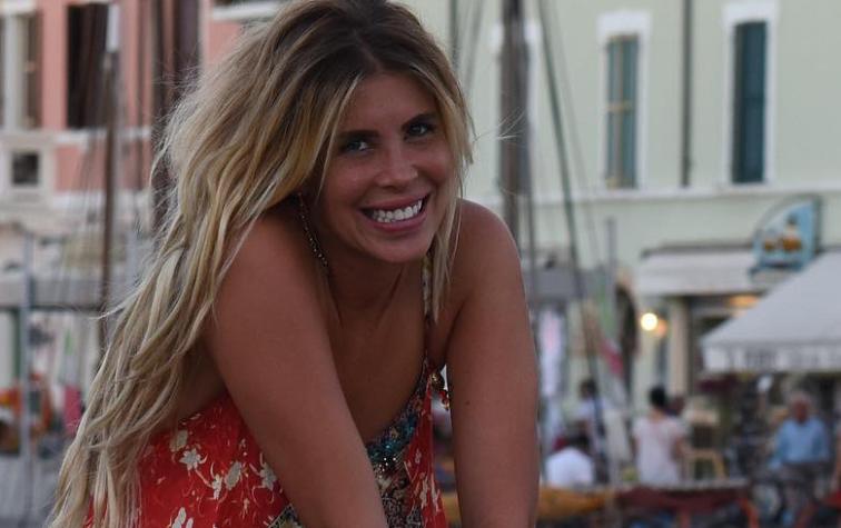 Cote López estrena tatuaje nuevo en bikini y se disculpa por “piel flácida”