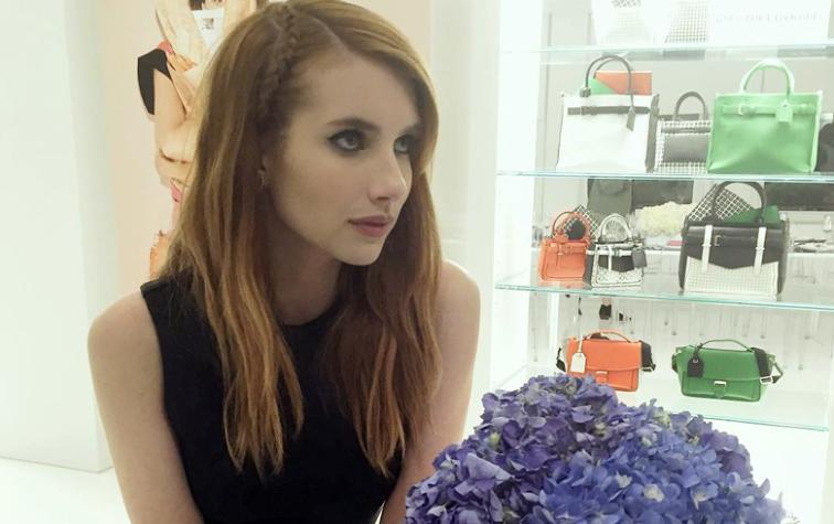 Emma Roberts posa en topless para Mario Testino