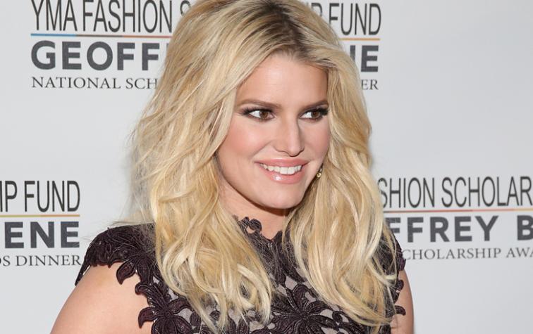 Jessica Simpson reveló el drama de tener pechos “con vida propia”