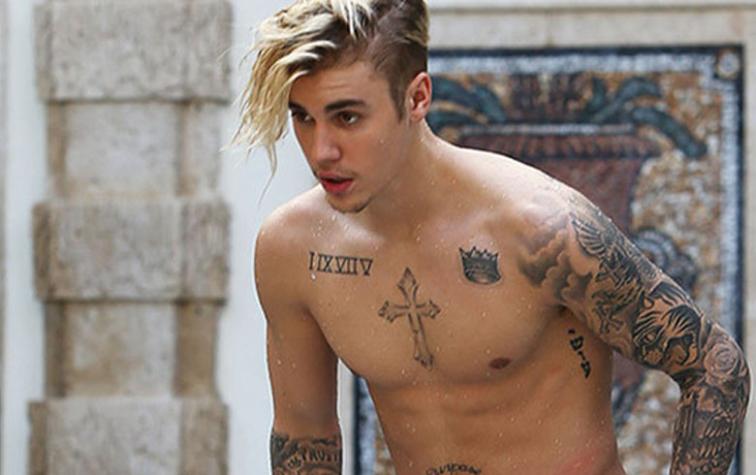 Captan a Justin Bieber nadando desnudo junto a su nueva novia