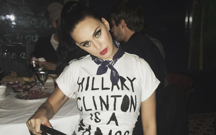 Katy Perry sube impasse con su vestido en pleno paseo en bicicleta