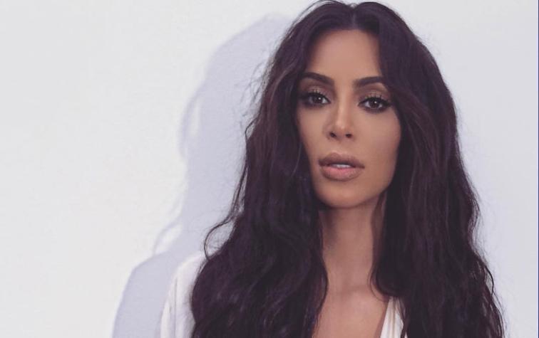 Kim Kardashian disfruta de sus vacaciones con extraño traje de baño transparente 