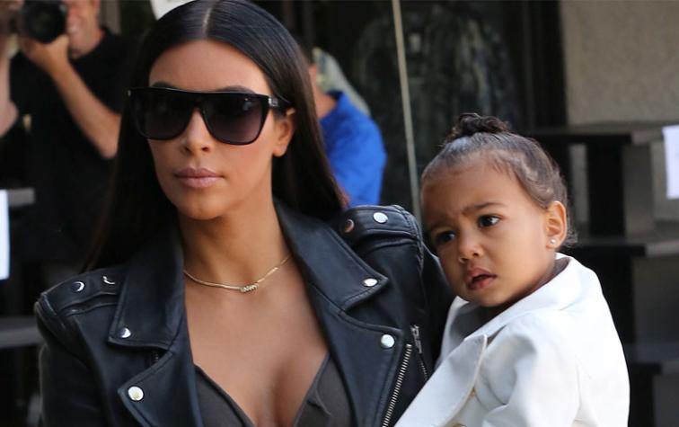 Kim Kardashian y North West disfrutan de la playa usando el mismo bikini