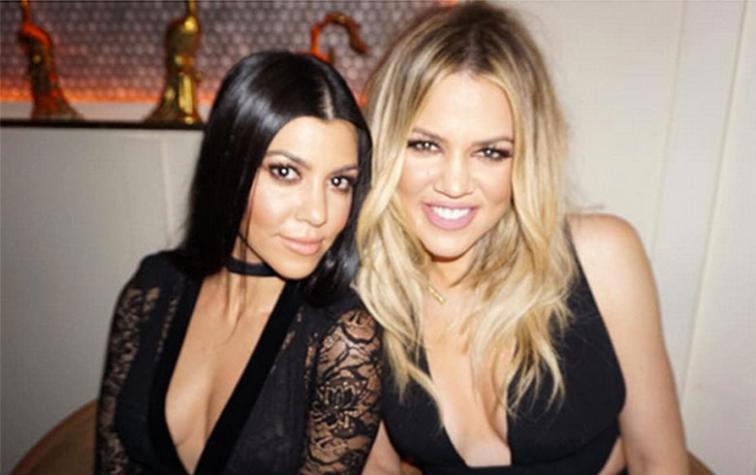 ¡Khloé Kardashian grabó a su hermana Kourtney en el baño!